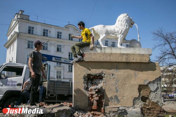 Строители увезли львов и разбили постаменты в сквере за Оперным - Фото 2