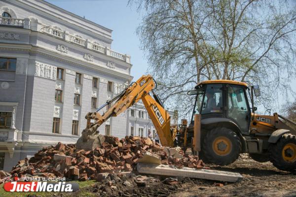 Строители увезли львов и разбили постаменты в сквере за Оперным - Фото 3