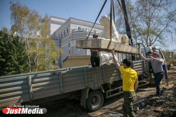 Строители увезли львов и разбили постаменты в сквере за Оперным - Фото 4