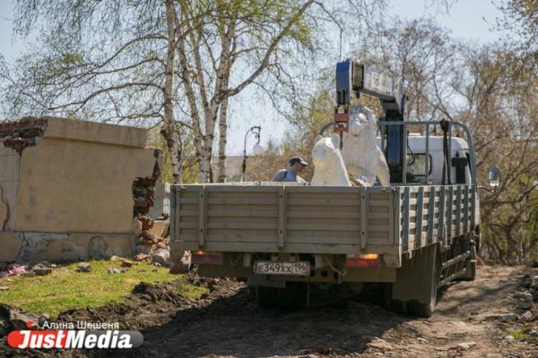 Строители увезли львов и разбили постаменты в сквере за Оперным - Фото 5