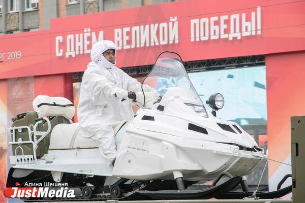 В Екатеринбурге прошел парад Победы - Фото 8