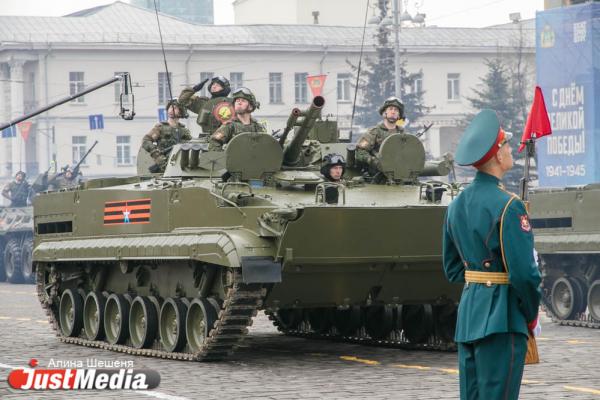 В Екатеринбурге прошел парад Победы - Фото 9