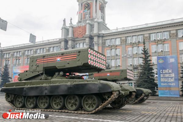 В Екатеринбурге прошел парад Победы - Фото 11