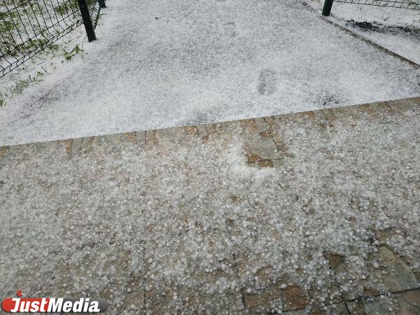 На Екатеринбург обрушился ливень с крупным градом - Фото 6