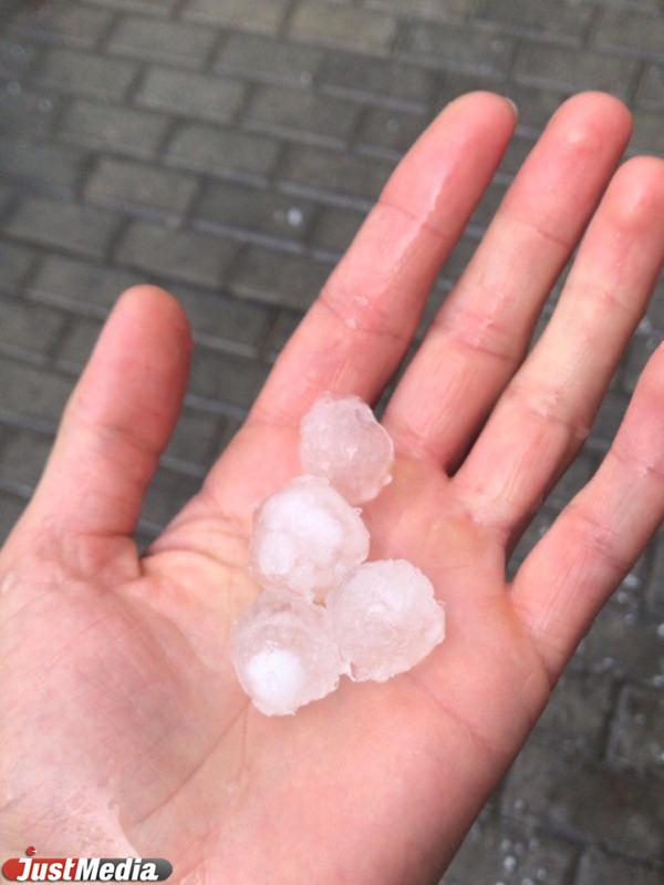 На Екатеринбург обрушился ливень с крупным градом - Фото 7