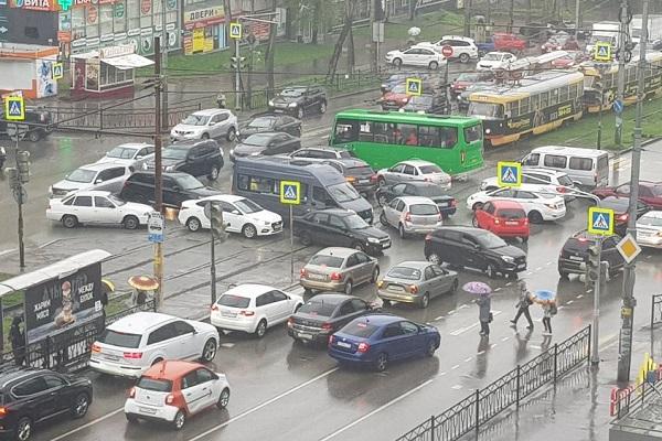Неработающий светофор стал причиной ДТП на перекрестке Луначарского-Первомайская - Фото 2
