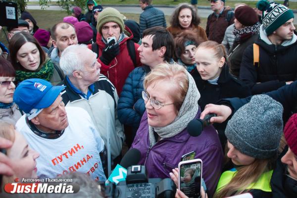 В сквере у Драмтеатра начали сносить основной забор - Фото 9