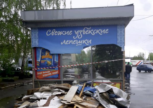 На Уралмаше на остановках демонтировали несколько незаконных киосков - Фото 2