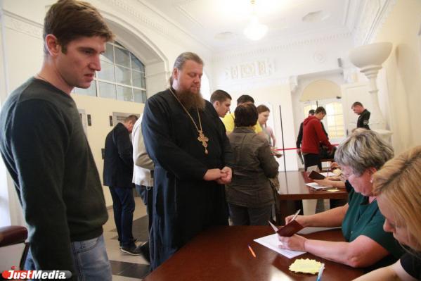 Часть депутатов Екатеринбургской гордумы проигнорировала слушания по вопросу храма святой Екатерины. ФОТО - Фото 4