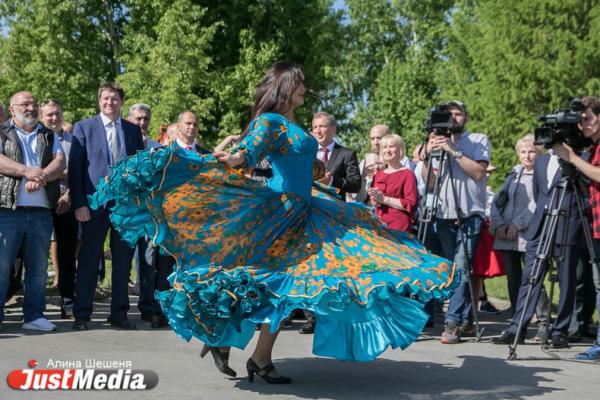 В Екатеринбурге в сквере у УрГПУ открыли аллею Дружбы Народов - Фото 4
