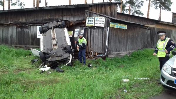 В Артемовском районе водитель Kia влетел в сарай. Пострадали 4 человека - Фото 2