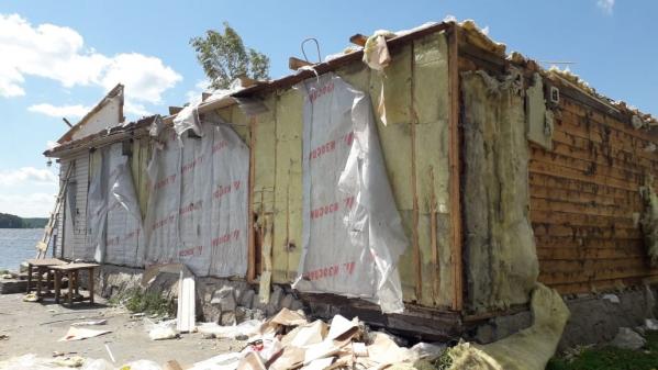 На берегу Белоярского водохранилища снесли незаконное кафе «Цунами» - Фото 4