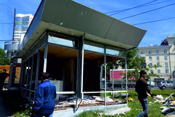 На Уралмаше снесли незаконный цветочный киоск - Фото 2