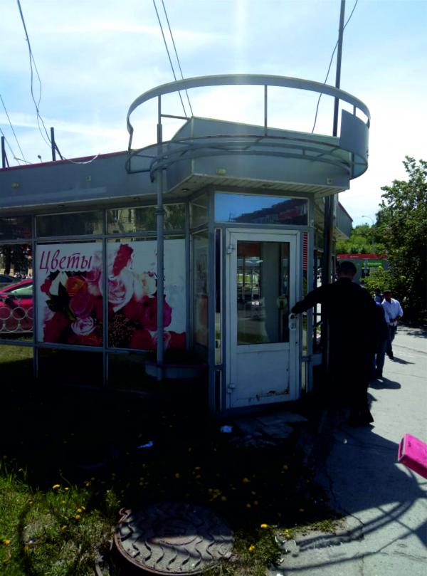 На Уралмаше снесли незаконный цветочный киоск - Фото 3