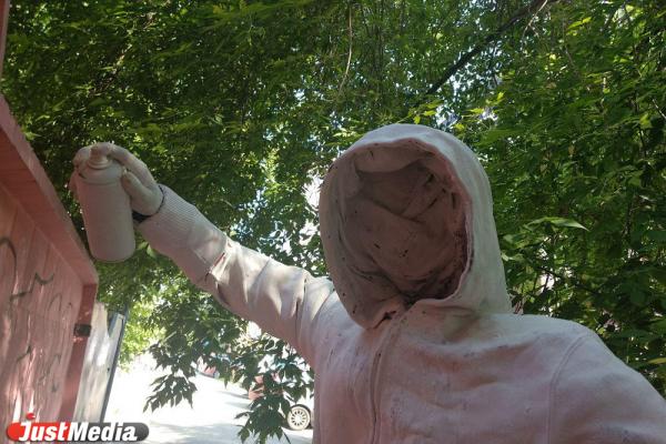 В Екатеринбурге появилась скульптура уличного художника из гипса - Фото 4