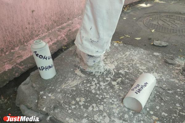 В Екатеринбурге появилась скульптура уличного художника из гипса - Фото 6