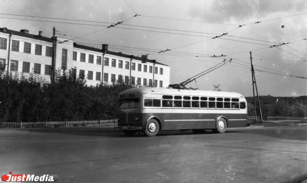 17-метровые «гармошки» и утопание «рогатых» в лужах. Как работал свердловско-екатеринбургский троллейбус в 1990-2000-е годы в спецпроекте «Е-транспорт» - Фото 13