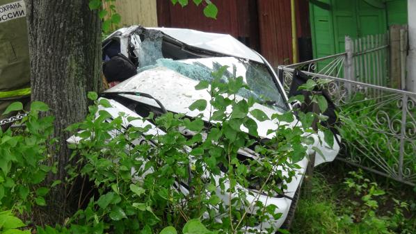 В Кушве бесправный водитель Mitsubishi на скорости 170 км в час влетел в дерево - Фото 2