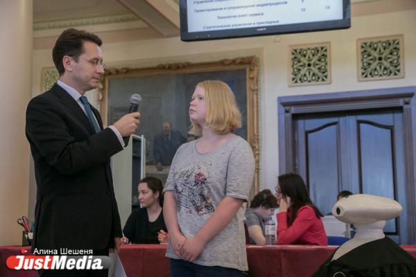 Робот Борис встретил первых абитуриентов Уральского федерального университета - Фото 7