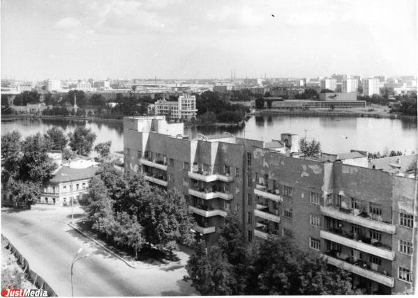 Екатеринбуржцам расскажут историю и покажут ретро-фото Дома старых большевиков и сквера вокруг него - Фото 4