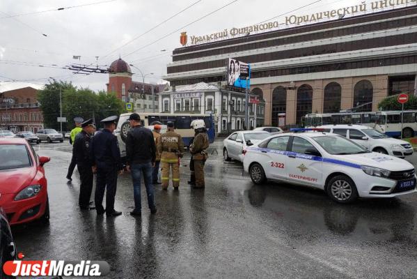 У Центральной гостиницы в результате жуткого ДТП перевернулся Chevrolet. Один человек в реанимации - Фото 2