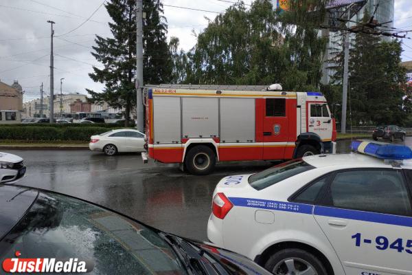 У Центральной гостиницы в результате жуткого ДТП перевернулся Chevrolet. Один человек в реанимации - Фото 4