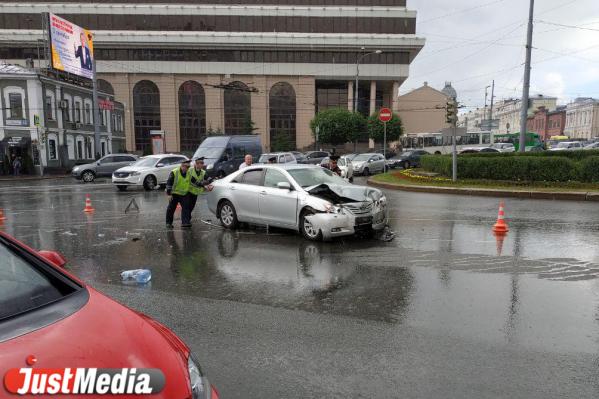 У Центральной гостиницы в результате жуткого ДТП перевернулся Chevrolet. Один человек в реанимации - Фото 3