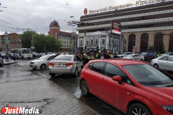 У Центральной гостиницы в результате жуткого ДТП перевернулся Chevrolet. Один человек в реанимации - Фото 5