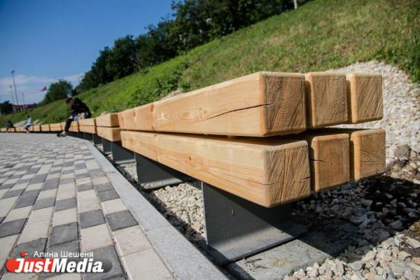 Набережную Исети заполонили скамейки-гробы - Фото 7