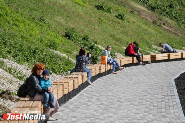 Набережную Исети заполонили скамейки-гробы - Фото 2
