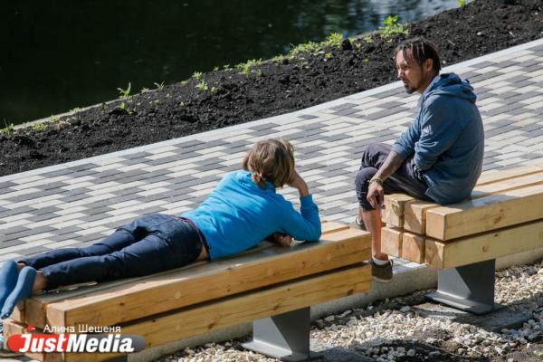 Набережную Исети заполонили скамейки-гробы - Фото 3
