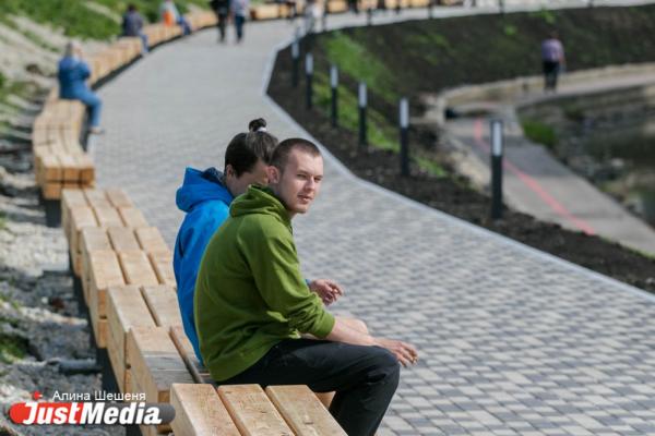Набережную Исети заполонили скамейки-гробы - Фото 4