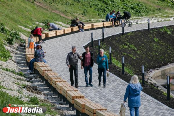 Набережную Исети заполонили скамейки-гробы - Фото 5