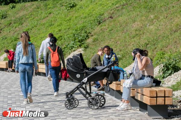 Набережную Исети заполонили скамейки-гробы - Фото 6