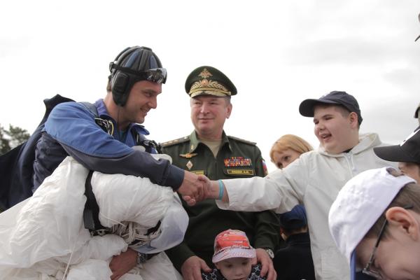 На форуме «Армия-2019» презентовали комплекс «Житель», дали пострелять из раритета и прокатили на бронемашине - Фото 2