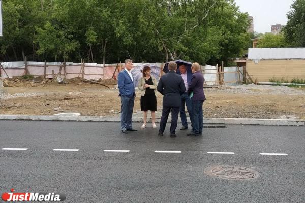 По Челюскинцев из-за открытия Макаровского моста массово эвакуируют припаркованные машины - Фото 7