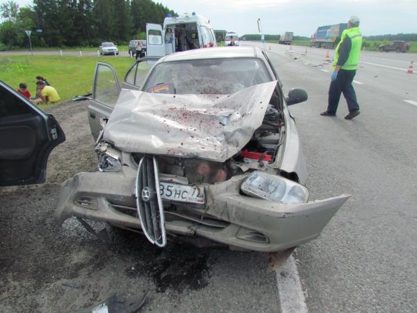 На Тюменском тракте в жутком ДТП серьезно пострадала семья с двумя детьми и пассажир второй легковушки - Фото 2