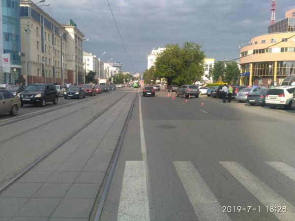 В Екатеринбурге подросток на элетросамокате влетел Audi Q7 и сломал себе нос - Фото 3