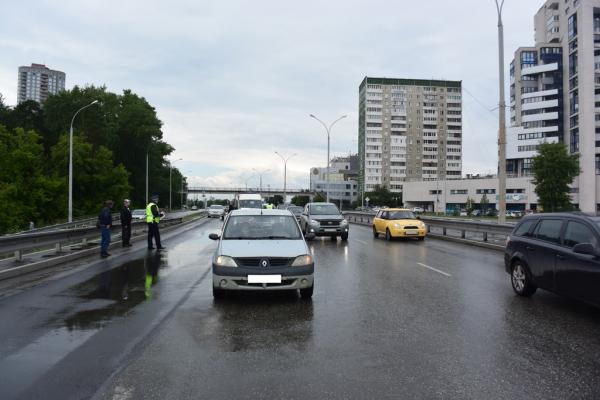 В Екатеринбурге в массовом ДТП на Гурзуфской пострадала мама с двумя маленькими детьми - Фото 2