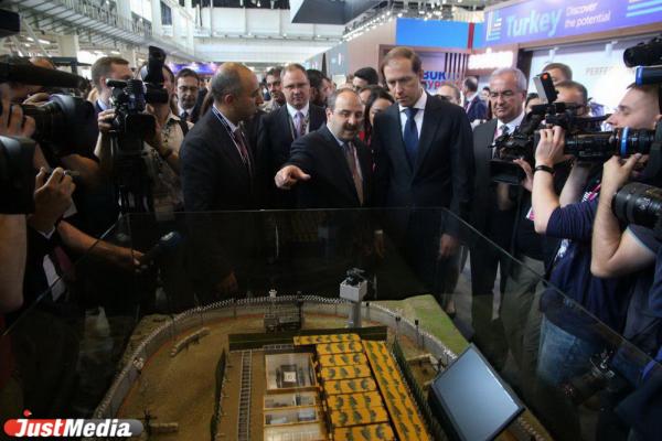 Министр Мантуров заинтересовался насосами для атомных станций и попробовал турецкую яичницу на открытии и ИННОПРОМа - Фото 7