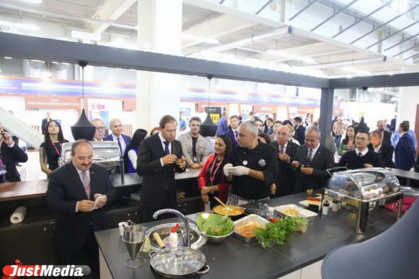 Министр Мантуров заинтересовался насосами для атомных станций и попробовал турецкую яичницу на открытии и ИННОПРОМа - Фото 9