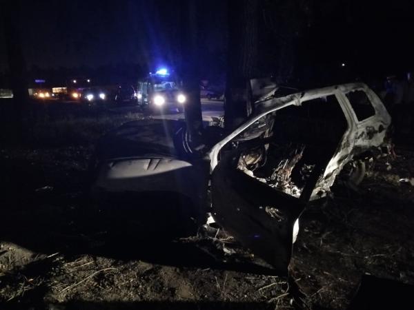 В Первоуральске от столкновения с деревом загорелся Hyundai. Погибли два человека - Фото 2