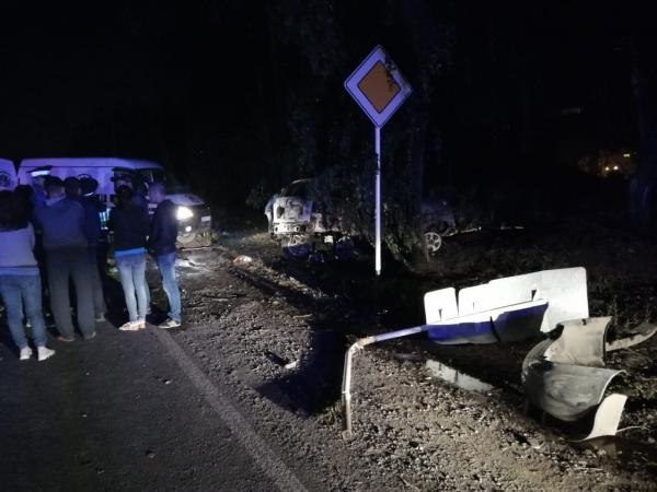 В Первоуральске от столкновения с деревом загорелся Hyundai. Погибли два человека - Фото 3
