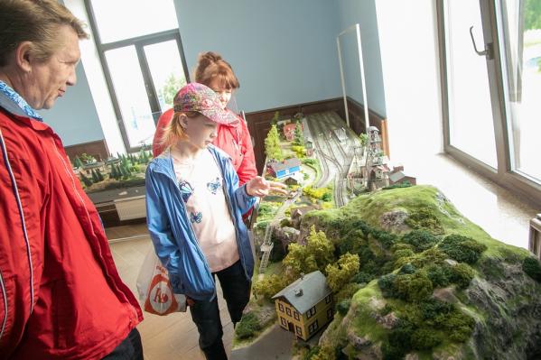 Забег ради жизни, гонки на дрезинах и футбол роботов. В Екатеринбурге с размахом отметили День железнодорожника - Фото 11