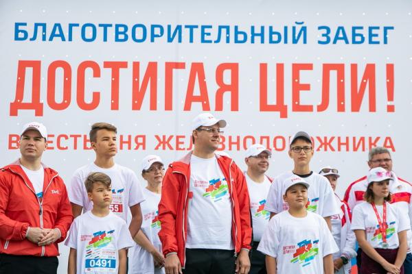 Забег ради жизни, гонки на дрезинах и футбол роботов. В Екатеринбурге с размахом отметили День железнодорожника - Фото 2