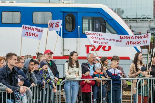 Забег ради жизни, гонки на дрезинах и футбол роботов. В Екатеринбурге с размахом отметили День железнодорожника - Фото 4