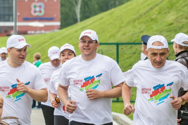 Забег ради жизни, гонки на дрезинах и футбол роботов. В Екатеринбурге с размахом отметили День железнодорожника - Фото 6