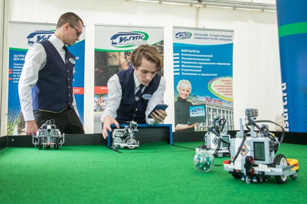 Забег ради жизни, гонки на дрезинах и футбол роботов. В Екатеринбурге с размахом отметили День железнодорожника - Фото 13