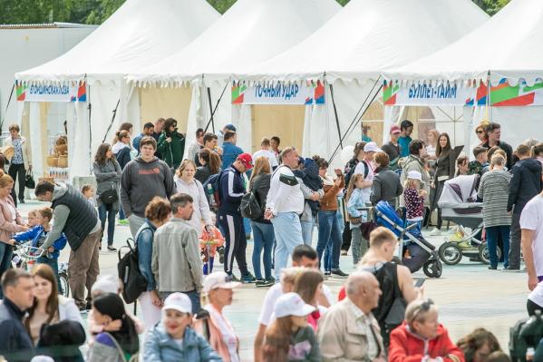 Забег ради жизни, гонки на дрезинах и футбол роботов. В Екатеринбурге с размахом отметили День железнодорожника - Фото 14