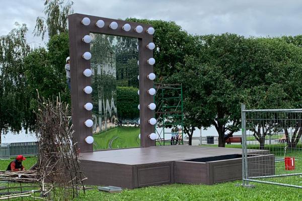 В сквере у Драмы появятся гигантские «зеленые» сцены в виде маски, кресла и гримерного зеркала - Фото 2